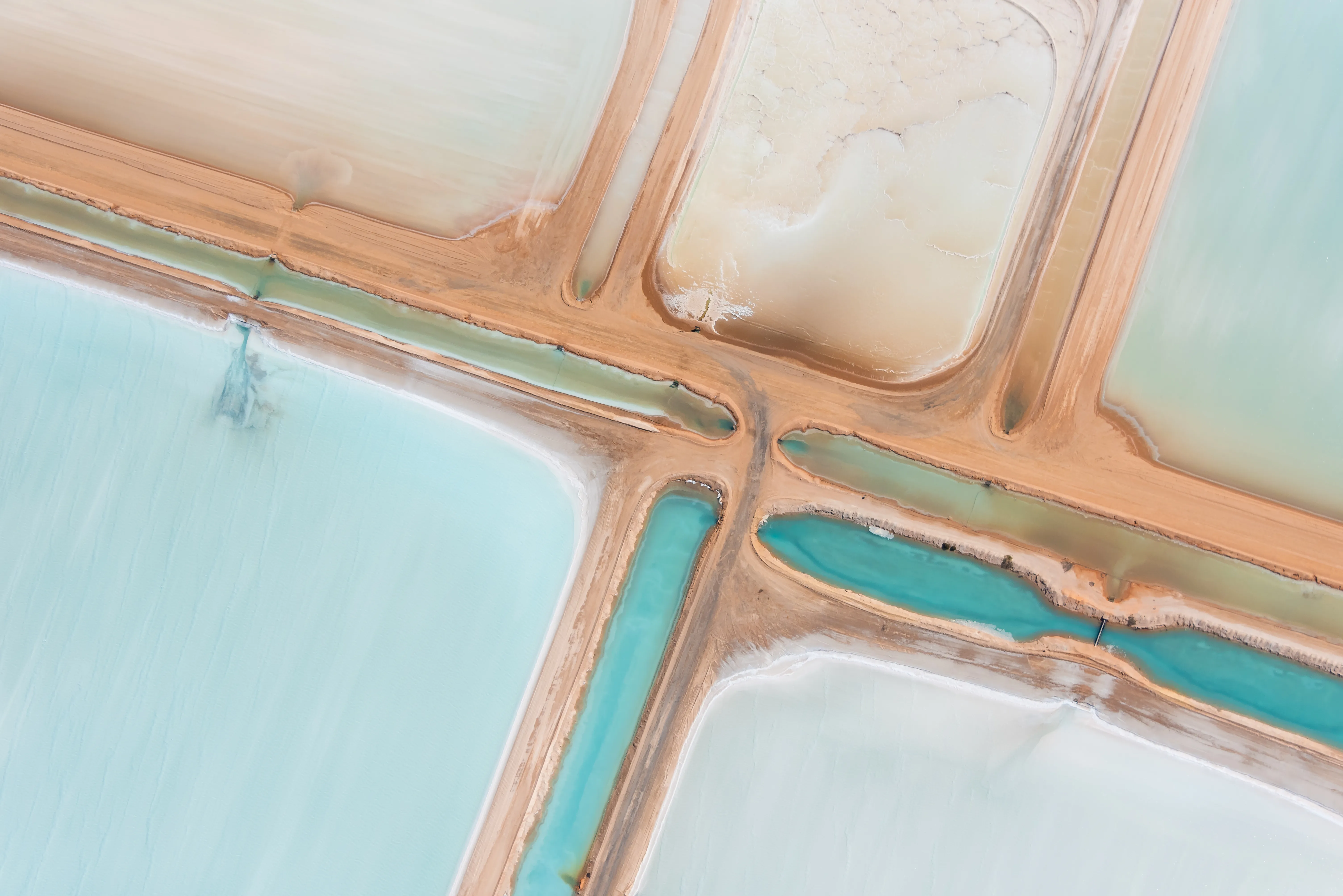 Geometrische Muster einer Saline aus der Vogelperspektive